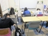 後ろの生徒は自習をしています。「いろんな学校の生徒たち」