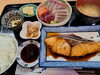 ブリの煮付け＋刺身盛り合わせ定食　2500円「鰤(ブリ)の煮付け＋刺身盛り合わせ定食　2500円」