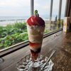 すももパフェ「海を眺めながら味わう、季節限定・すもも&桃パフェのご案内」