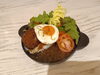 手ごねでジューシーなハンバーグ  特製の和風ソース「季節に合わせた新メニューが仲間入り！手ごねハンバーグのロコモコや、スパイス香るバターチキンカレーなど、昼飲みにもぴったりのラインナップです🍴」