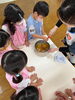 「おいしくな～れ♡」と言いながら混ぜています。「ゼリー作り　～満３歳・年少・年中～」