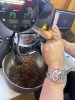 細かな変化もチェックしながら理想のローストへ「こだわりの焙煎工房から届く、BrewCoffeeの至福の一杯」