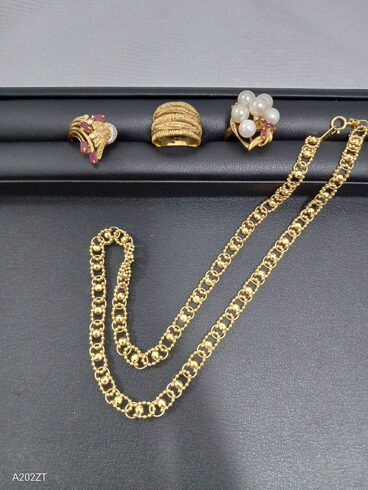 金のジュエリーまとめてお持ち込み大歓迎です!「金価格が高騰中!眠ったままの金製品は今が売りどき🕊️尼崎市で金買取店をお探しなら、買取大吉 尼崎大島店へ!」