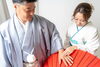 「問屋町レンタル着物TUZUMI　赤い和傘に寄り添う──和装フォトウエディング・記念撮影もおまかせください」