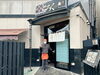 「😋京成線柴又駅より徒歩2分、昭和レトロ感たっぷり『柴又もんじゃと陸（とろく）』さん✨昔懐かしいもんじゃ・お好み焼きを目の前の鉄板で焼き上げる😆地元の方や柴又観光に来られる外国人（インバウンド）にも大人気のお店さん🎵【編集部M】」