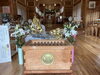 「神聖な本殿と黄金の像が輝く――光兎神社の厳かな空間をご紹介」