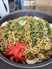 焼きそば「本日14時OPEN！1kgデカ盛り焼きそば—ママ特製ブレンドソースで大満足」