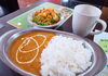 チキンカレーセット「インドカレーセットでランチタイムを彩ろう！本格的な味と彩りをテーブルに」
