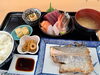 太刀魚の塩焼き＋刺身盛り合わせ定食　2500円「太刀魚の塩焼き＋刺身盛り合わせ定食、小鉢付き　2500円」