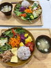 ランチ「編集部ランチは彩り豊か！玄米＆サラダたっぷり健康プレートを満喫」