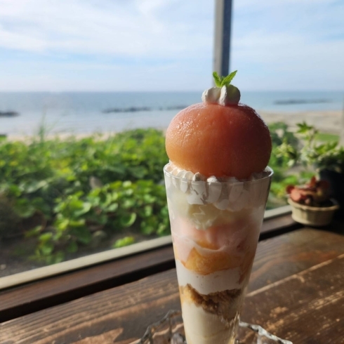 まるごと桃パフェ「海を眺める特等席で、旬のフルーツパフェと薬膳茶を満喫!」