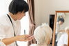自宅でカットしているところ「美容室じゃなくても、ちゃんとキレイにできるんです｜訪問理美容まんまる（江戸川区・瑞江）」