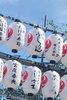 「夏祭りの季節到来！青空に映える「提灯飾り」で小樽の街が彩ります」