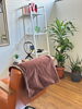 各お部屋に観葉植物も設置し、癒し空間に「落ち着いた空間で、あなたらしく働けます🌿 【横浜センター南駅・個室美容室 FRINGE～フリンジ～】」