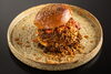インパクトのあるビジュアル「限定感たっぷり!フライドオニオンたっぷり鹿肉バーガー登場」