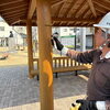 東屋の木の柱に保護塗料を塗装中！ずっと大切に使えるように