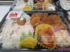 「手づくりお弁当 本日も店頭に並びました！鮮やかな見た目とやさしい味でご用意しています」