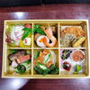 「法事や特別なご注文に、三重県産の魚介を盛り込んだお弁当・刺身盛り合わせ承ります」