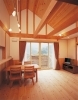 勾配天井で開放感のある２階リビング「【無垢の木と自然素材でつくる家】施工事例」
