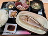 イサギの塩焼き＋刺身盛り合わせ定食　2500円「イサギの塩焼き＋刺身盛り合わせ定食、小鉢3品付き　2500円」