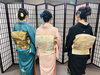 「問屋町レンタル着物 TUZUMI 後ろ姿まで美しい和装──三人の帯結びと髪飾りで魅せる着物スタイリング集」