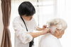 カットの様子「外出ご難しい高齢者も訪問カットでシャキッと元気に|江戸川区・瑞江の訪問理美容まんまる」