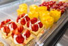 「ショーケースに並ぶ華やかな苺のミルフィーユと夏のおすすめデザート」