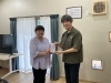 寄付金を渡しているところ「HAPPY農園の野菜と寄付金を児童園へ!地域への感謝を込めて」