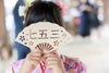 「問屋町TUZUMIレンタル着物　七五三の記念に――扇子で顔隠し、子供らしい素直な一枚が仕上がりました」