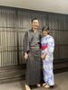 「問屋町レンタル着物TUZUMI　和室で映えるペア浴衣──伝統美と笑顔が光る夏の記念ショット」