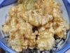 「サクサクの天ぷらが豪快に盛られた「天丼」は、ボリューム満点で満足度抜群！」