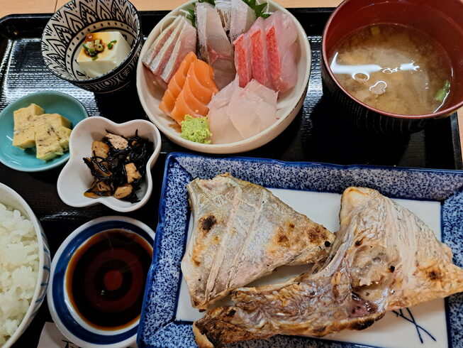 鯛カマの塩焼き+刺身盛り合わせ定食 2500円「鯛カマの塩焼き+刺身盛り合わせ定食、小鉢付き 2500円」
