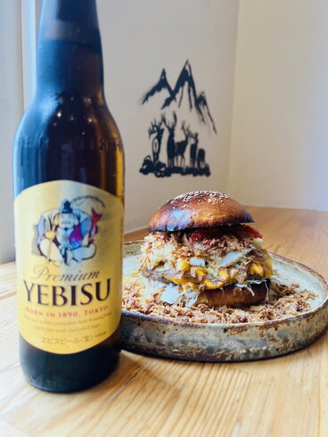 くぅ〜…!ビールに合うぅ〜!!「新メニュー「悪魔のバーガー」登場!目玉焼き×生姜たっぷりの和風バーガーを夏限定で特別価格に」