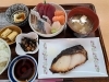 銀ダラの西京焼き＋刺身盛り合わせ定食　2500円「銀ダラの西京焼き＋刺身盛り合わせ定食、小鉢付き　　2500円」