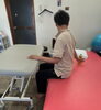 麻痺側手を机に置いたまま横の物品をとる「手を机の上に置いておくという練習」