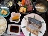 鰆の塩焼き＋刺身盛り合わせ定食　2500円　　「鰆(さわら)の塩焼き＋刺身盛り合わせ定食、小鉢付き　2500円」