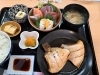 鰤カマの煮付け+刺身盛り合わせ定食 2500円「鰤カマの煮付け+刺身盛り合わせ定食、小鉢付き 2500円」