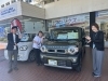 「スズキモーター和歌山さんの店舗前で撮影！スタッフの皆さんと新車のご紹介」