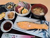 銀鮭の焼き＋刺身盛り合わせ定食　2300円「銀鮭の焼き＋刺身盛り合わせ定食、小鉢付き　2300円」