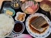 さわらの煮付け＋刺身盛り合わせ定食　2500円「さわらの煮付け＋刺身盛り合わせ定食、小鉢付き　2500円」