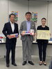 左から蠣三珈琲の辻部社長と香川県庁の吉川様　「おへんろ珈琲の寄付を香川県庁で実施　四国の新たな繋がりと挑戦へ」