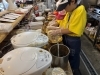 子供体験で麺をほぐす様子！「夏休み恒例！子どもラーメン作り体験の調理風景をご紹介」