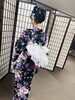 「黒地に紫桜が咲く浴衣と三つ編みアップヘアで、夏の和空間に映える後ろ姿」