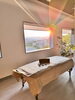 夏の夕日が照らすサロン内「サロンから望む景色と青梅の魅力＊Flat Relaxation Salon（フラットリラクゼーションサロン）＠青梅市河辺町」