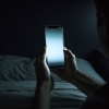 寝る前や特に暗い所での使用は注意です。「ついついやってしまう、就寝前のスマホの使用。 今日は「スマホのブルーライトと睡眠の質の関係について」をお話していきます。」