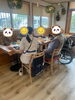 「自然光あふれる店内で、みんなが集うやさしいカフェのひととき」
