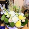 仏壇の横に「初盆の準備にお花・好物キャンドル・フェイクフルーツをお届けしました|和歌山市から海南市へ配達」