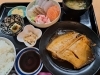カレイの煮付け+刺身盛り合わせ定食 2500円「カレイの煮付け+刺身盛り合わせ定食、小鉢付き2500円」