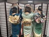 「問屋町レンタル着物TUZUMI　個性あふれる振袖コーデで記念の一枚──3人でハートポーズ！」