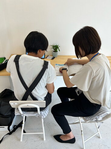 先生と一緒に勉強を頑張る生徒「苦手だった古文読解に突破口!主語を意識して読めるようになった成長ストーリー【大分市の個別指導塾/大東校/高校受験/大学受験/定期テスト対策/英検/中学生勉強法/森町塾/森町個別指導塾】」